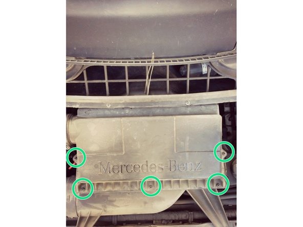 Vous pouvez ensuite vissé les 5 vis disponible dessus avec votre tournevis et un embout Torx 20.