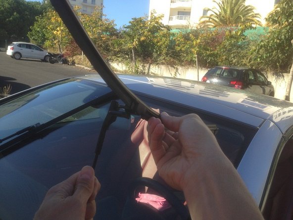 Procédez exactement à l'inverse pour installer l'essuie-glace neuf en insérant l'essuie glace sur son axe puis en le faisant tourner de 90 degrés vers la droite.