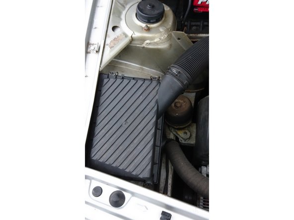 Fermer la boite à air en répétant à l'inverse les étapes 1 et 2