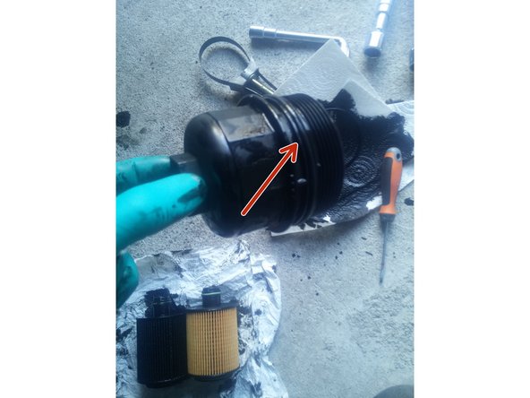 Démonter le joint du carter de filtre et mettre le nouveau.