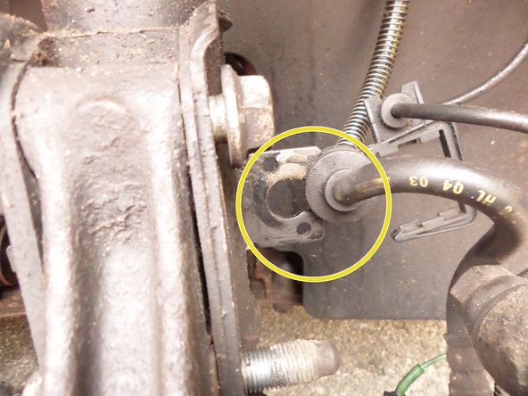 Désaccoupler le silentbloc de la durite de frein