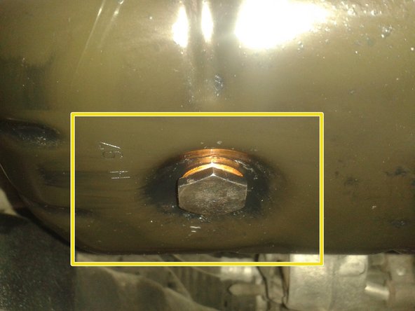 Une fois l'huile écoulée revisser le bouchon du carter avec le nouveau joint dessus. Visser le à la main et serrer avec une clé de 21