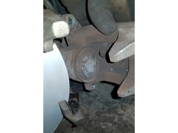 En poussant votre piston vous poussez également votre liquide de frein qui risque de déborder par le bocal dans le compartiment moteur.