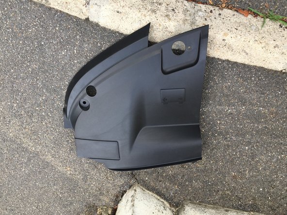 Une fois le cache batterie dévissé, soulevez vers le haut et le tirer vers soi puis il sort ..