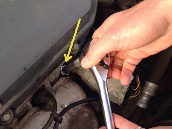 Commencez à la visser qu'avec la douille pour qu'elle se mette bien dans son support, puis terminer le vissage sans trop forcer.