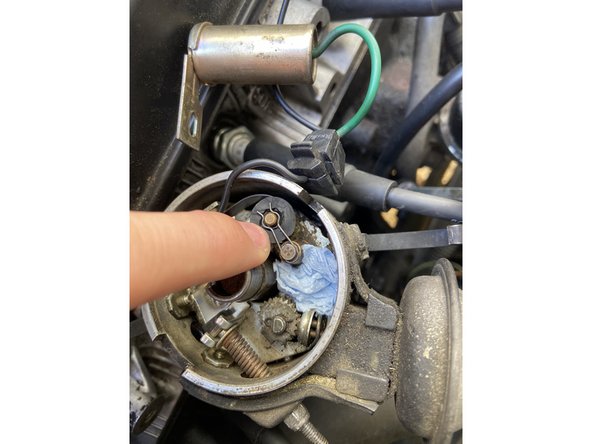 Ensuite remettre la rondelle isolante et l'agrafe de maintient par dessus ( voir photos numéro 2 ça doit être comme cela )