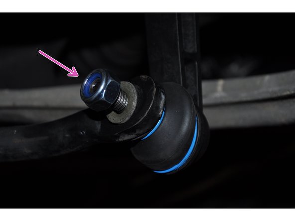 Maintenir l'axe avec l'embout torx et serrer l'écrou autofreiné avec la douille de 17 mm.