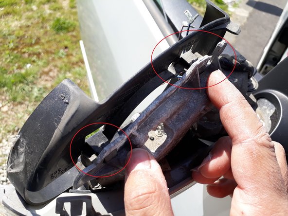 Déclipser l’enjoliveur plastique qui fait le tour du rétroviseur..