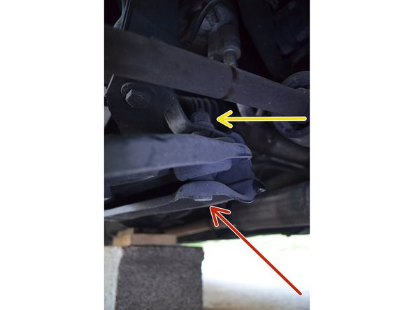 Ecrou supérieur à maintenir avec une clé à œil de 18mm.