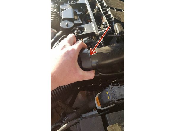 Vous devrez maintenant tiré sur le conduit d'air (il est fléxible) pour pouvoir le retirer de son logement.