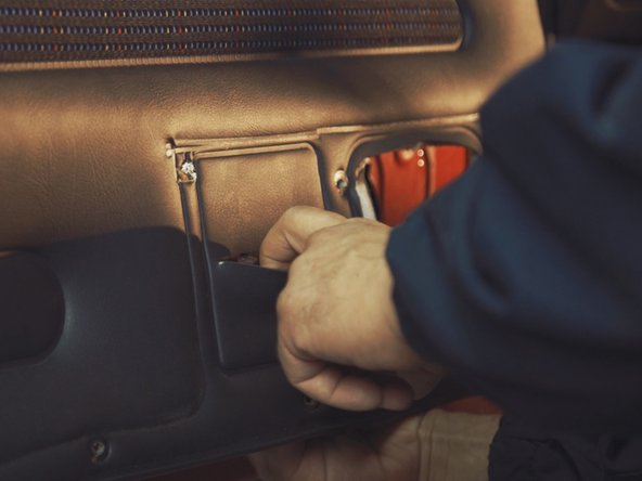 
Feed the window lifter control connectors through the door panel
