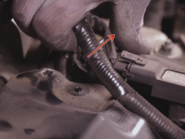 A l'aide d'un tournevis plat décrocher l’agrafe du faisceau