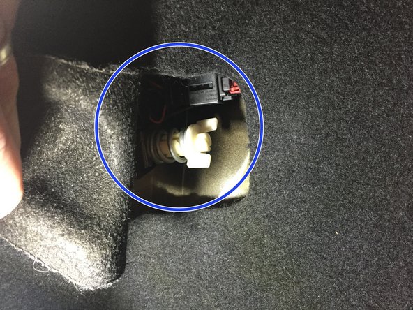 Fixer le feux à l'aide de la vis