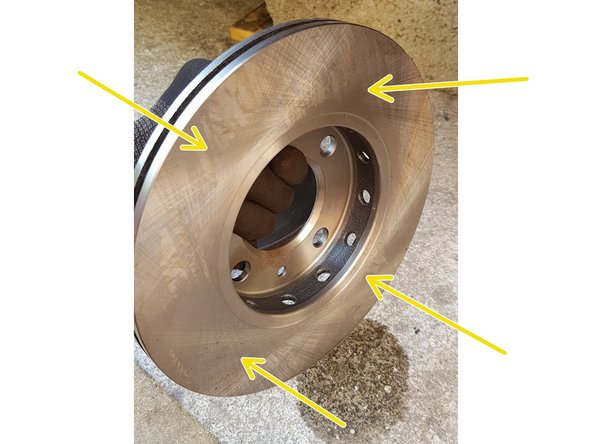 Pulvérisez du nettoyant-frein sur les 2 faces du disque.