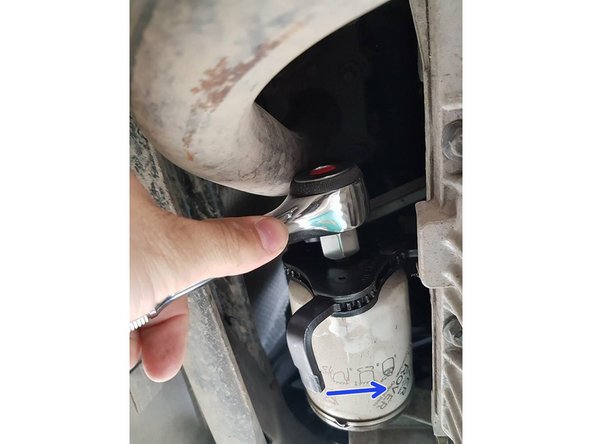 Avec le démonte filtre désserer le filtre dans le sens anti-horaire. photo 1