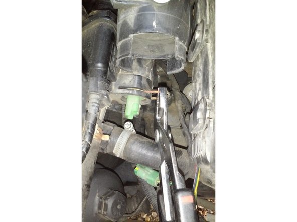 Pour enlever complètement le clips , continuer avec une pince pour éviter qu'il ne tombe dans votre compartiment moteur.