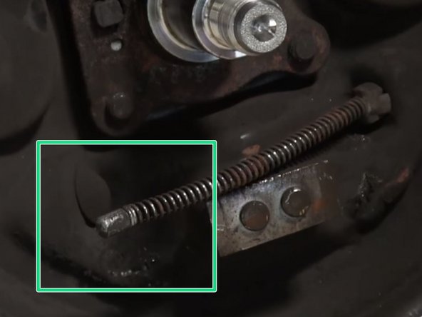 Pincer le ressort avec une pince coupante en bloquant le câble, faites alors pivoter et retirer le