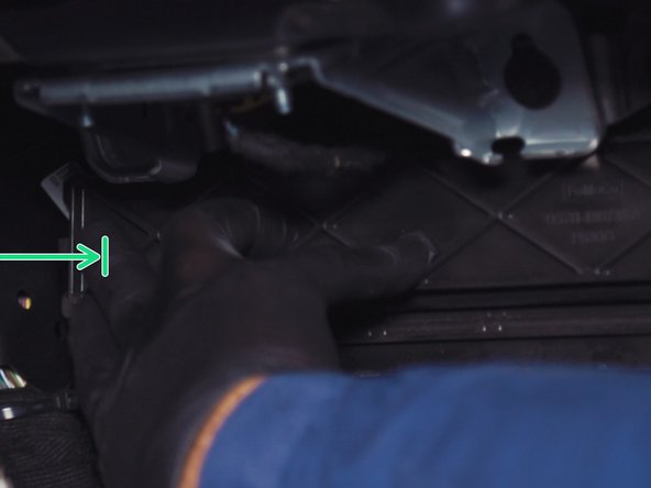 Replacer le couvercle en commençant par le côté de l'agrafe, le côté gauche