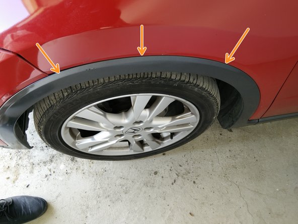 Tirer sur la pièce plastique pour la déclipser.