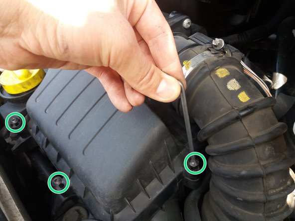 Revissez les 4 vis de fixations du couvercle de la boite à air avec la clé torx de 25.