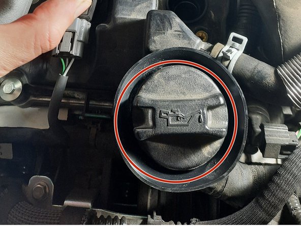 Ouvrir le bouchon d'alimentation en huile moteur pour faciliter la vidange