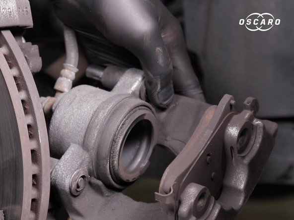 Retirer la première plaquette du piston en poussant sur ses extrémités