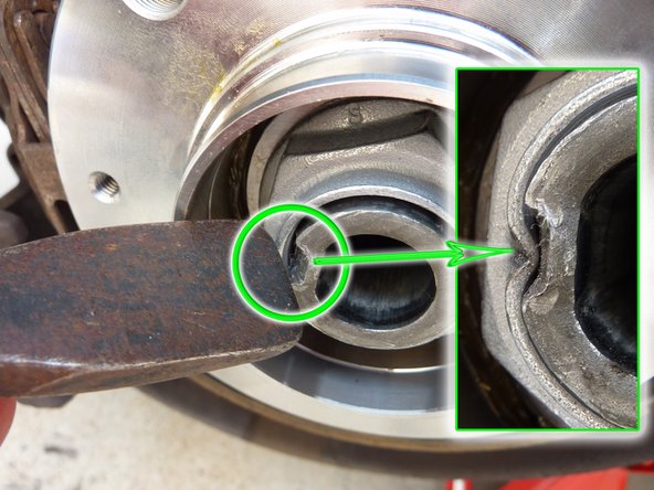 Avec un burin, marquer le bord de l'écrou afin d'effectuer son freinage (repère vert).