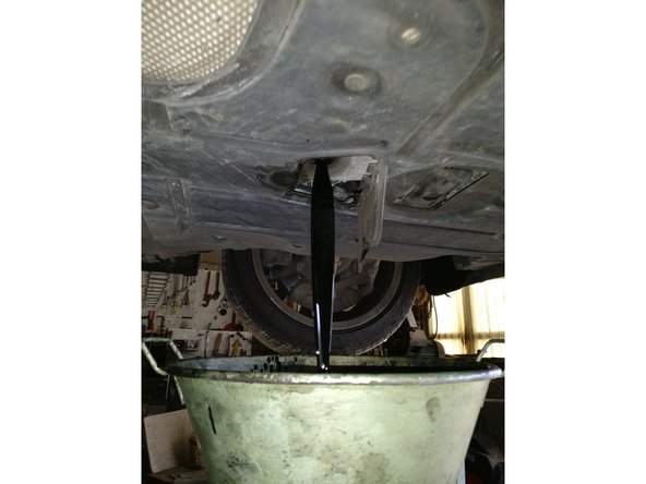 Finir de dévisser la vis à la main pour éviter qu'elle ne tombe dans le récipient