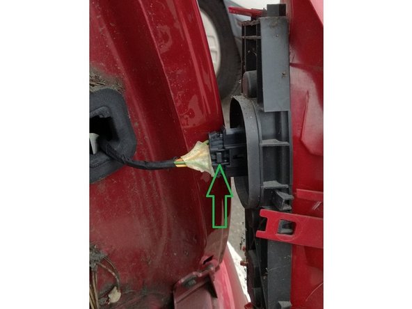 Il faut déconnecter le câble qui vient avec 10 cm.