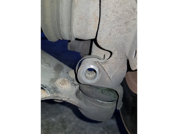 Avec une douille mâle Torx T50 et une douille de 17mm retirez le boulon.