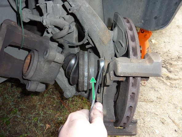 Débloquer et dévisser les vis à l'aide d'une clé plate ou à œil de 19.