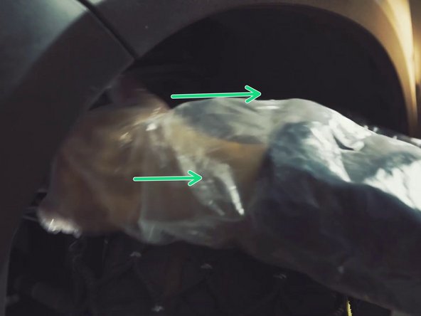 Tirer sur le dessus de la chaîne pour la déposer, puis décrocher la seconde sur l'autre roue