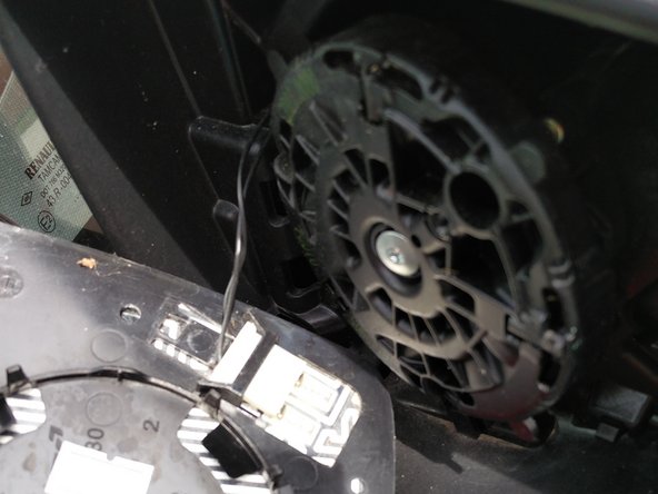 Une fois la vitre enlevée vous pouvez retirer le connecteur si vous souhaitez changer celle ci .