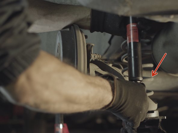 Aligner les trous de l'amortisseur à ceux du support