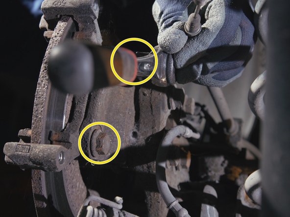 Desserrer les deux vis de la chape avec le cliquet et une douille de 16