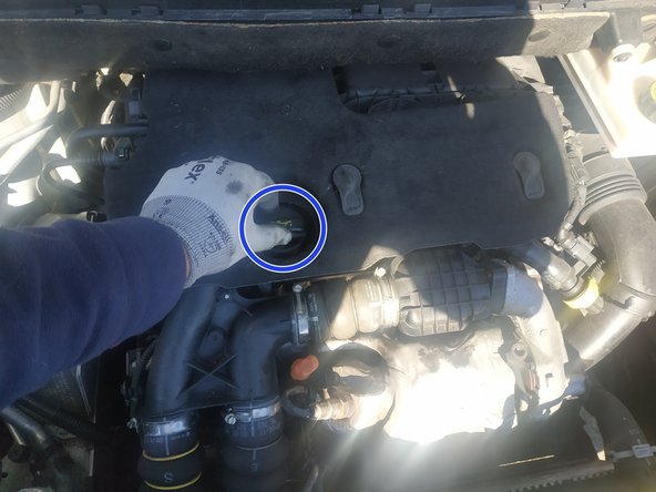 contrôler le niveau à la jauge : l'encoche du bas représente le mini, celle du haut le maxi (compléter si nécessaire: on cherche à être juste en-dessous du maxi)