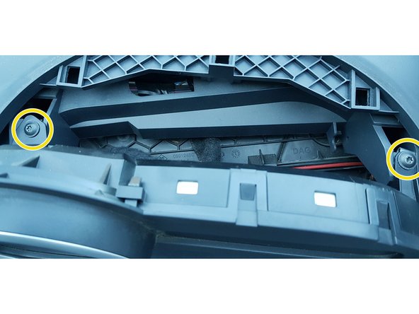 Avec un embout Torx T20 retirez les 2 vis pour laisser du jeu au compteur.