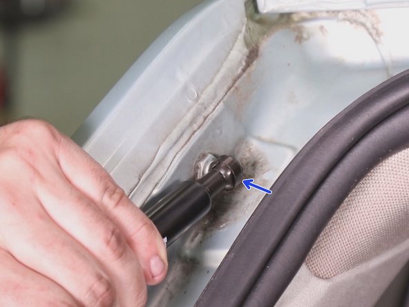 Insérer le haut du vérin dans son emplacement