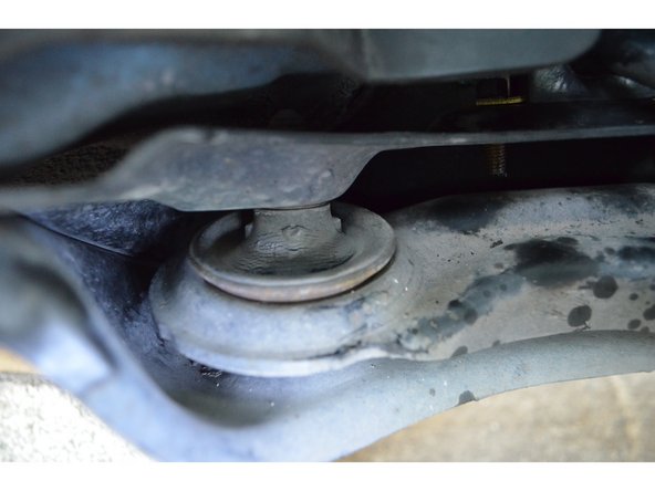 On peut voir que le caoutchouc est en très mauvais état, les silentblocs ne font plus le boulot d'où le couinement sur les dos d'âne.