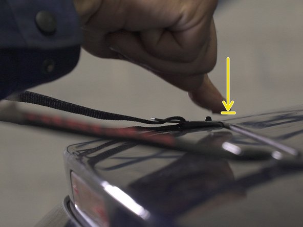 Appuyer sur les crochets pour les bloquer dans les rainures