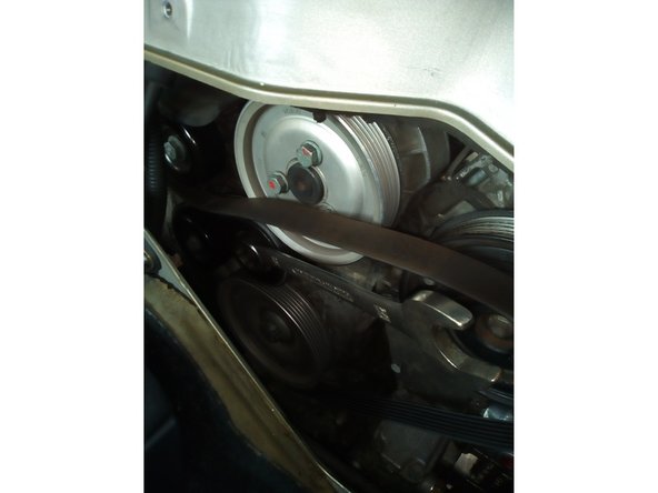 Déposer entièrement la courroie. Vérifier que les tendeurs mobile et fixe tournent facilement et sans accroche. Si non procéder à leurs remplacement. Reposer la nouvelle courroie en suivant le cheminement. Commencer par la pompe à eau et terminer par la compresseur de climatisation. Utiliser la clé de 24 mm pour détendre le tendeur.