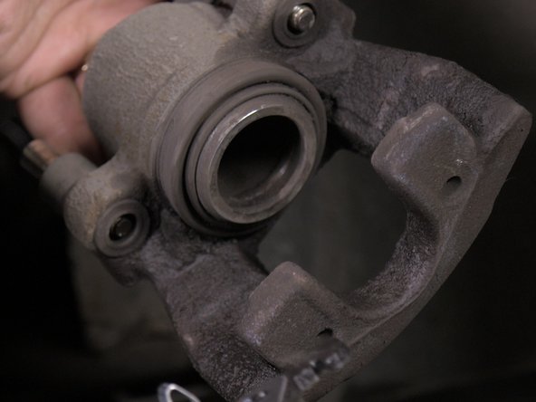 Retirer l'étrier du ressort et le nettoyer avec du nettoyant frein