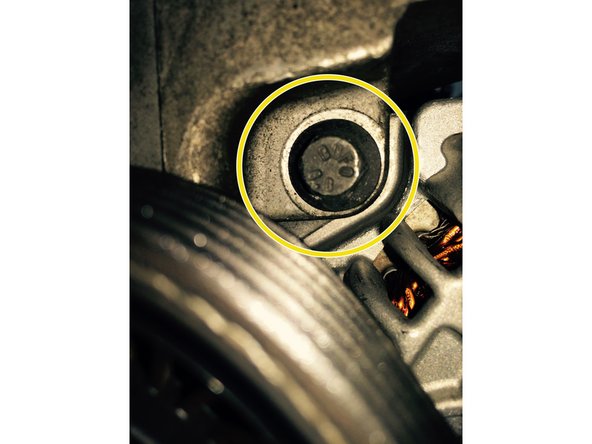 Déposer la vis supérieure de fixation