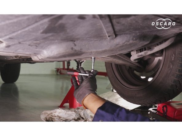 
Replace all screws and tighten them.
