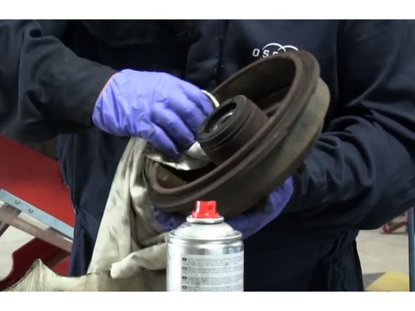 Nettoyer avec du liquide frein et un chiffon (tambours,flasques)