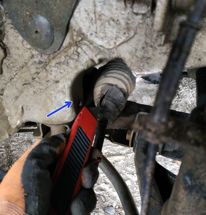 couper le soufflet endommagé à l'aide d'un cutter et le retirer