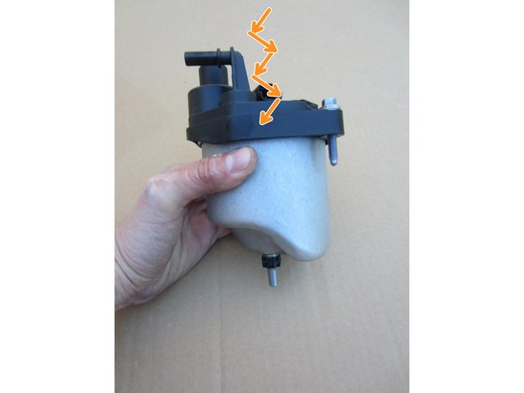 Repositionner le couvercle sur le filtre avec des petits mouvements gauche droit