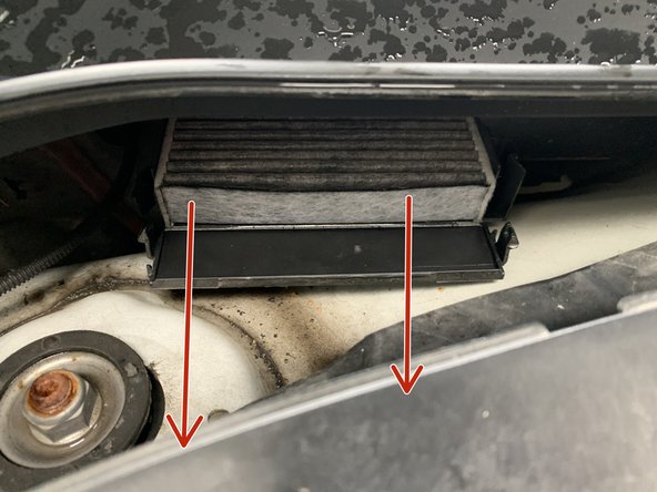 Retirer les deux filtres habitacle en les tirant vers vous