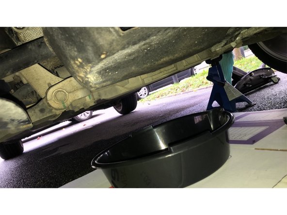 Placer un récipient en dessous, afin de récupérer l'huile usagée