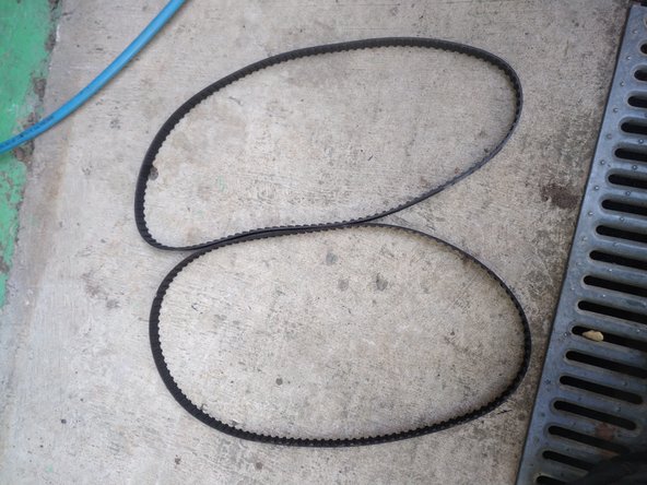 Dévisser l'écrou central puis dégager la poulie damper en la tirant vers vous